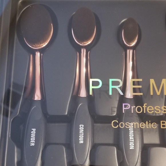 Oval cosmetic brushes - Picture 2 of 4
